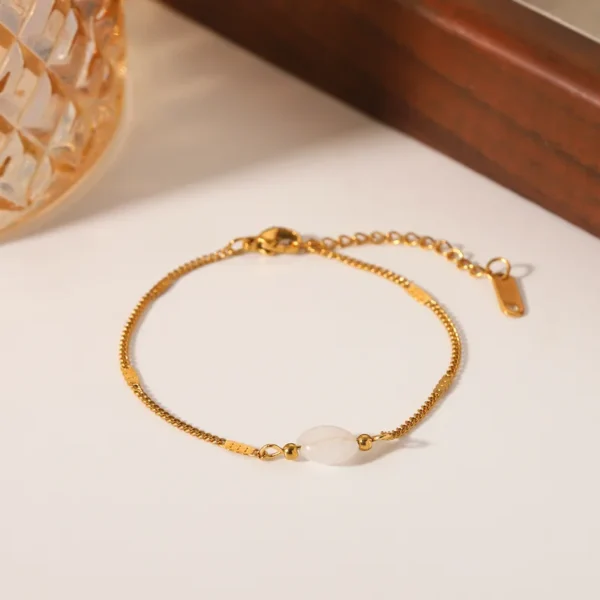 Pulsera"Lunar Magic" con Cuarzo(Piedra Natural) en Acero Inoxidable y Chapado en Oro de 18K