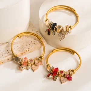 Alternative view of Brazalete con Charms en Color Rojo "Catarina" de Acero Inoxidable y Chapado en Oro