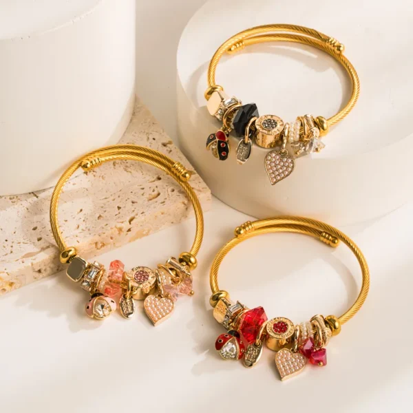 Brazalete "Catarina" con Charms en Acero Inoxidable y Chapado en Oro - Imagen 2