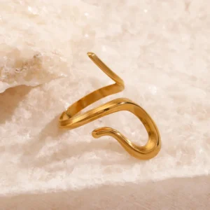 Alternative view of Anillo "Thunder" en Aceor Inoxidable y Chapado en Oro de 18K