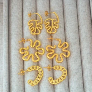 Alternative view of Aretes "Baby Monstera" en Acero Inoxidable de Titanio