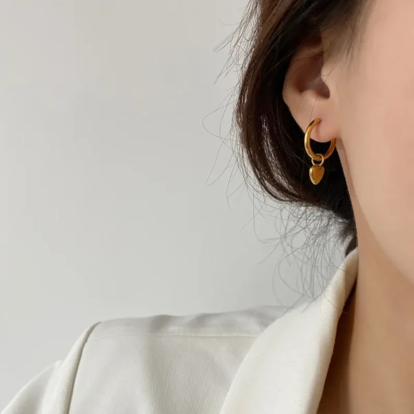 Arracadas con Corazón Mini Colgante en Acero Inoxidable y Chapado en Oro de 18K - Imagen 2