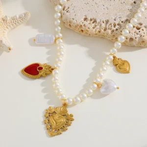 Collar con Perlas y Charms"Flamming Heart" en Acero Inoxidable y Chapado en Oro de 18k
