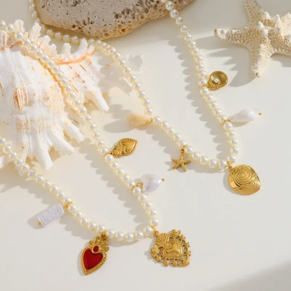 Collar con Perlas y Charms"Flamming Heart" en Acero Inoxidable y Chapado en Oro de 18k - Imagen 2