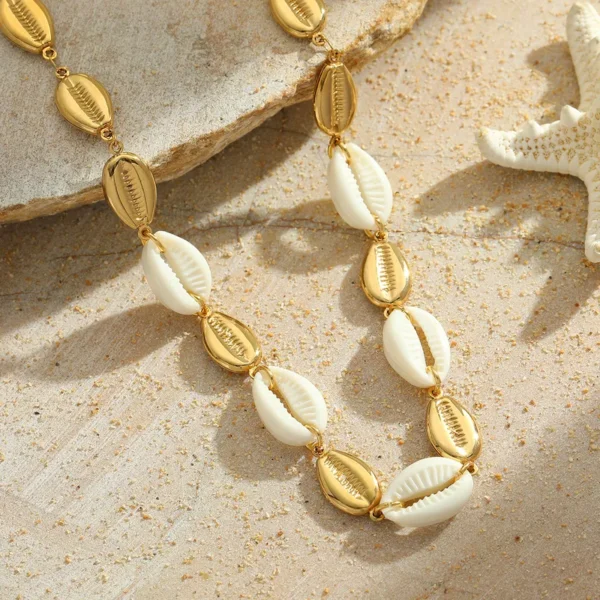 Collar"Caribe" con Concha Natural en Acero Inoxidable y Chapado en Oro de 18K