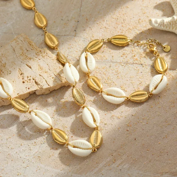 Pulsera "Caribe" con Concha Natural en Acero Inoxidable y Chapado en Oro de 18K - Imagen 5