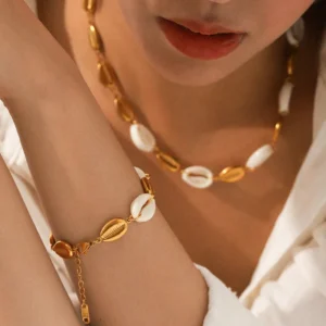 Alternative view of Collar"Caribe" con Concha Natural en Acero Inoxidable y Chapado en Oro de 18K