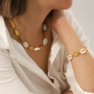 Alternative view of Pulsera "Caribe" con Concha Natural en Acero Inoxidable y Chapado en Oro de 18K