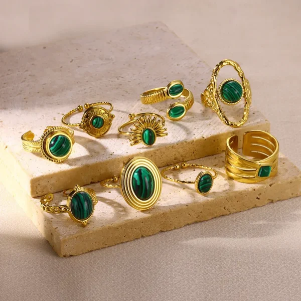 Anillo "Medallón" de Malaquita (Piedra Natural) en Acero Inoxidable y Chapado en Oro de 18K - Imagen 2