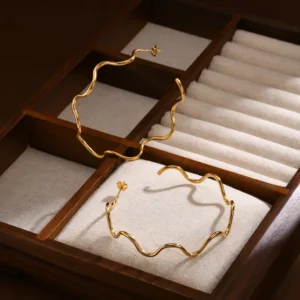Alternative view of Arracadas "Ondas" en Acero Inoxidable y Chapado en Oro de 18K