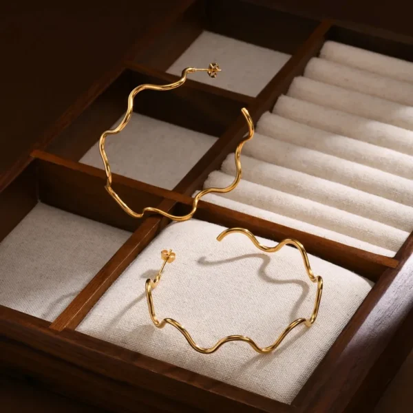Arracadas "Ondas" en Acero Inoxidable y Chapado en Oro de 18K - Imagen 2