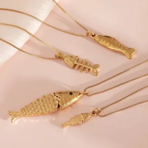 Alternative view of Charm "Fishbone" en Acero Inoxidable y Chapado en Oro de 18K