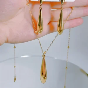 Set de Collar y Aretes "Drops" en Acero Inoxidable y Chapado en Oro de 18K