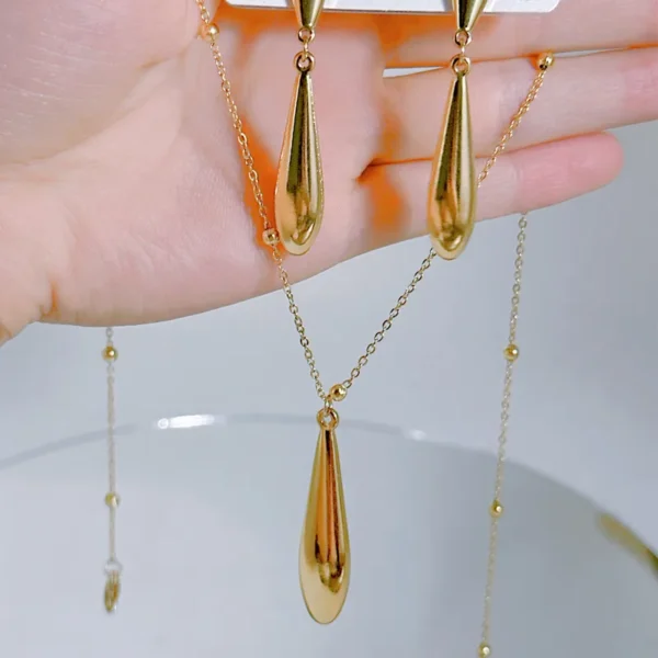Set de Collar y Aretes "Drops" en Acero Inoxidable y Chapado en Oro de 18K