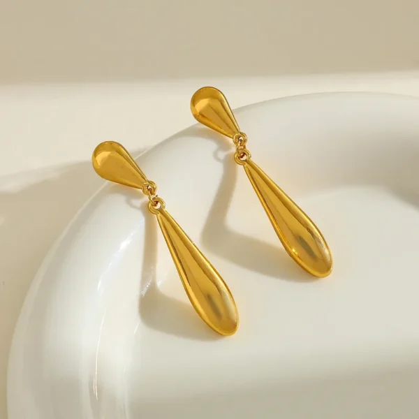 Set de Collar y Aretes "Drops" en Acero Inoxidable y Chapado en Oro de 18K - Imagen 2