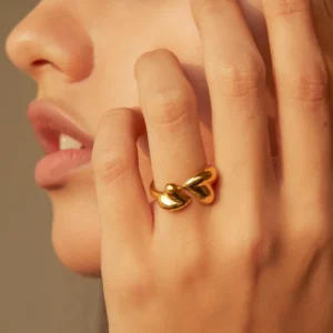 Alternative view of Anillo "Meeting of Hearts" en Acero Inoxidable y Chapado en Oro de 18K