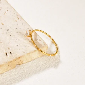 Alternative view of Anillo "I DO" con Zirconia en Acero Inoxidable y Chapado en Oro de 18K (#6)