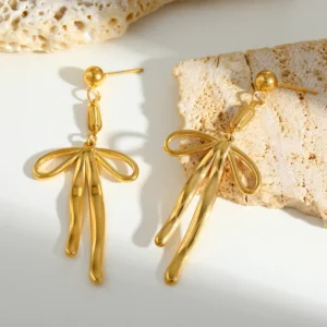 Alternative view of Aretes "Pretty Little Bow"en Acero Inoxidable y Chapado en Oro de 18K