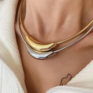 Alternative view of Collar "Golden Disk" en Acero Inoxidable y Chapado en Oro de 18K con Cierre Magnético