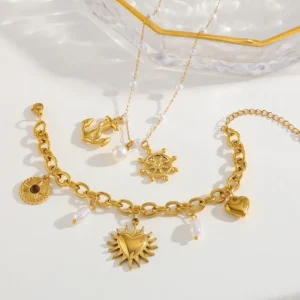 Alternative view of Pulsera "Love Compass" con Charms en Acero Inoxidable y Chapado en Oro de 18K