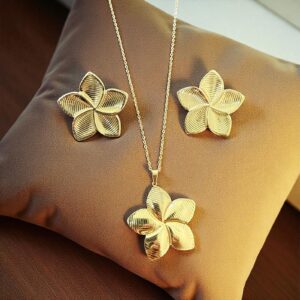 Set de Aretes y Collar "Jazmín" en Acero Inoxidable Dorado