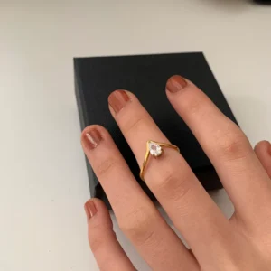 Alternative view of Anillo "Solitaire" con Zirconia en Acero Inoxidable y Chapado en Oro de 18K