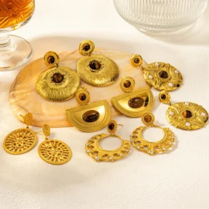 Alternative view of Aretes "Nefertiti"con Ojo de Tigre (Piedra Natural)en Acero Inoxidable y Chapado en Oro de 18K