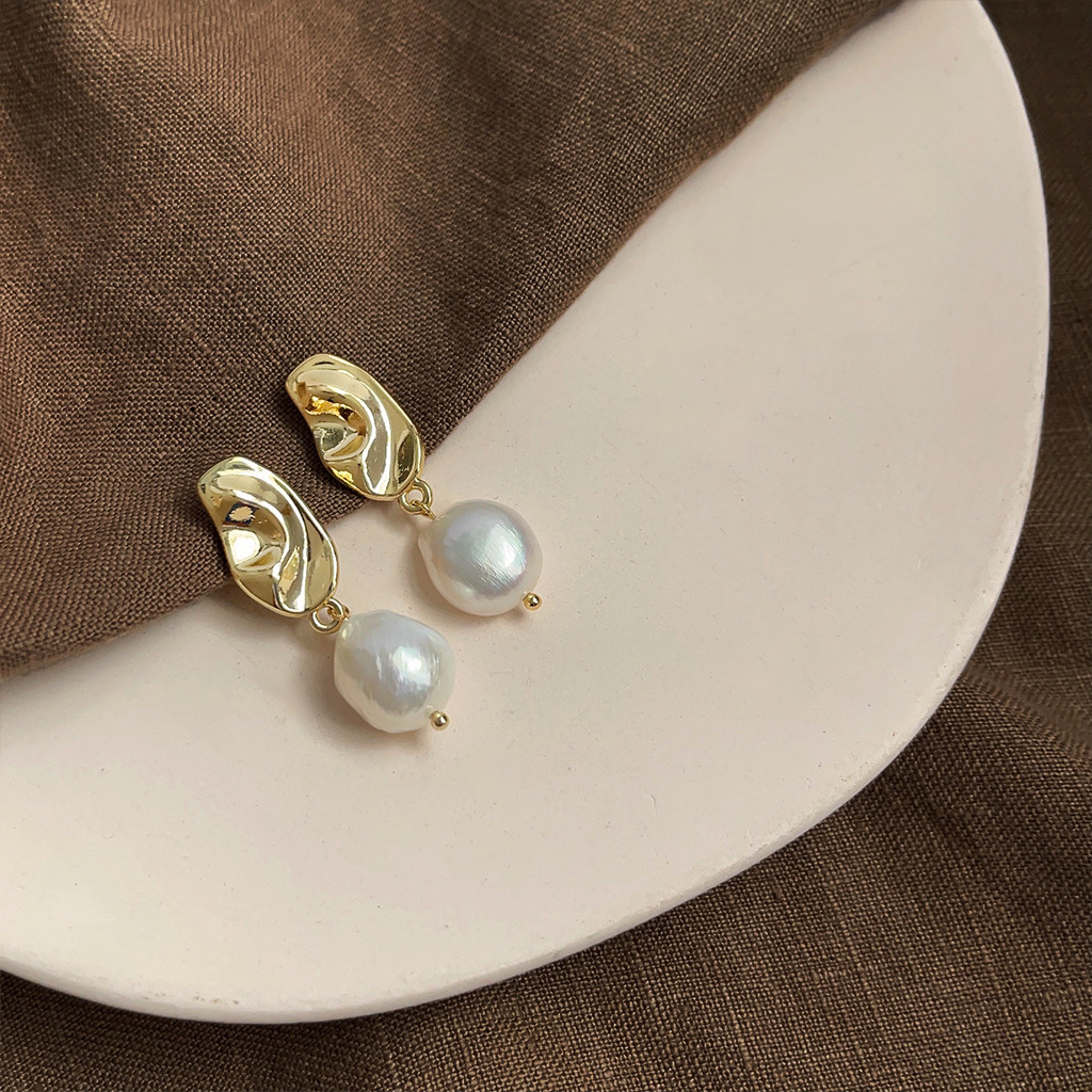 ARETES “POND” CON PERLA NATURAL Y POSTE DE PLATA DE 925