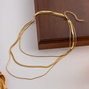 Alternative view of Collar Multicadena "Three Layers of Gold" en Acero Inoxidable de Titanio