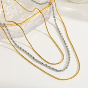 Collar Bicolor de Cadena Triple en Acero Inoxidable y Chapado en Oro de 18K