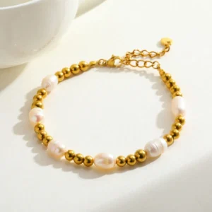 Pulsera "Pods"con 6 Perlas Naturales en Acero Inoxidable y Chapado en Oro de 18K