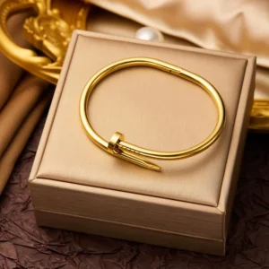Brazalete "Clou"en Acero Inoxidable y Chapado en Oro de 18K