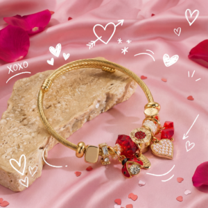 Alternative view of Brazalete con Charms en Color Rojo "Catarina" de Acero Inoxidable y Chapado en Oro