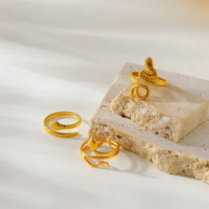 Alternative view of Anillo "Serpent Embrace" en Acero Inoxidable Dorado