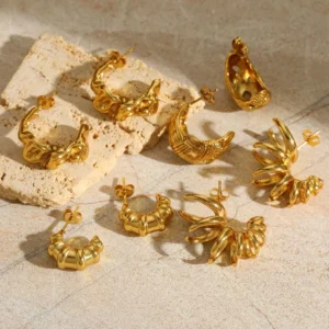 Alternative view of Aretes "Croissant" en Acero Inoxidable y Chapado en Oro de 18K