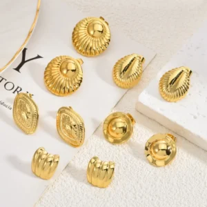 Alternative view of Aretes "Feathered Shell" en Acero Inoxidable Dorado