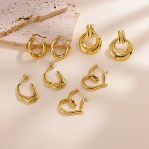 Alternative view of Arracadas "Love Twist" en Acero Inoxidable y Chapado en Oro de 18K