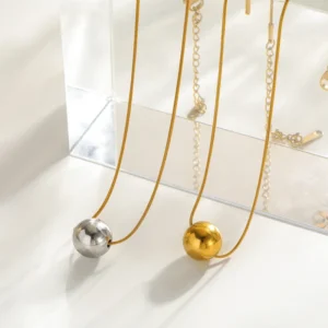 Alternative view of Collar "Wrecking Ball" en Acero Inoxidable y Chapado en Oro de 18K