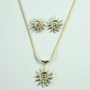 Alternative view of Set de Collar y Aretes "Soleil" en Acero Inoxidable y Chapado en Oro de 16K