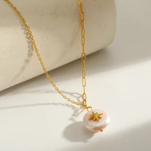Collar "Mermaid Star" con Concha Nacarada Natural en Acero Inoxidable y Chapado en Oro de 18K