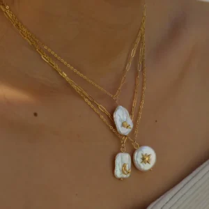 Alternative view of Collar "Mermaid Star" con Concha Nacarada Natural en Acero Inoxidable y Chapado en Oro de 18K