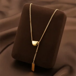 Collar "Lucky Bean" en Acero Inoxidable y Chapado en Oro de 18K