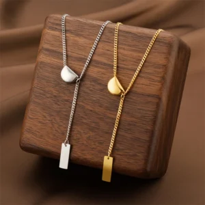 Alternative view of Collar "Lucky Bean" en Acero Inoxidable y Chapado en Oro de 18K