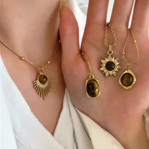 Alternative view of Collar "Tiger Sun" con Ojo de Tigre (Piedra Natural)en Acero Inoxidable y Chapado en Oro de 18K