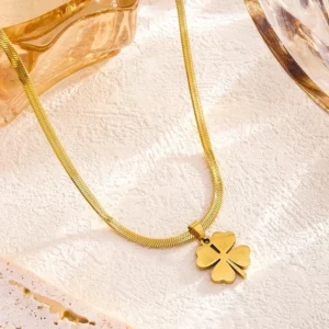 Alternative view of Collar "Lucky" en Acero Inoxidable Dorado