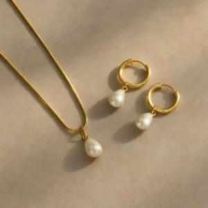 Set de Collar y Aretes con Perla Artificial en Acero Inoxidable y Chapado en Oro de 18K