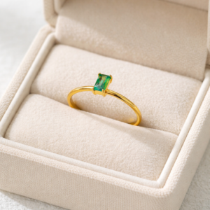 Alternative view of Anillo "Emmerald" en Acero Inoxidable y Chapado en Oro de 18K