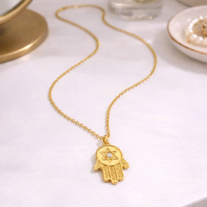 Alternative view of Collar "Mano Sagrada" en Acero Inoxidable y Chapado en Oro de 18K