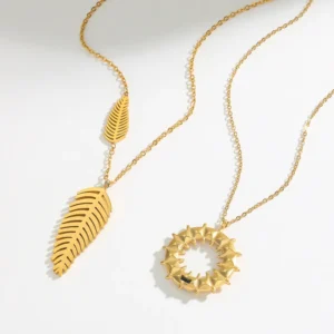 Alternative view of Collar "Plumes"en Acero Inoxidable y Chapado en Oro de 18K