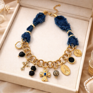 Collar Statement de Mezclilla con Maxi Charms en Acero Inoxidable y Chapado en Oro de 18K